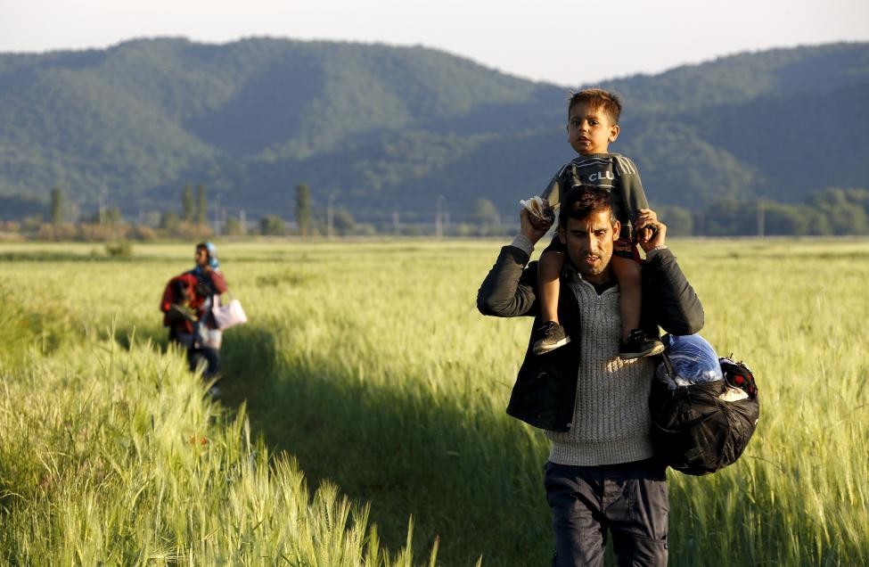 Cảnh  vượt biên trái phép hầu như ngày nào cũng diễn ra ở ngôi làng biên giới Idomeni (tỉnh Kilkis, Hy Lạp). Hàng trăm người dân chủ yếu từ các nước như Afghanistan, Syria và vùng châu Phi mong muốn từ làng này vượt biên sang lãnh thổ Macedonia rồi sau đó tới các nước Bắc Âu.